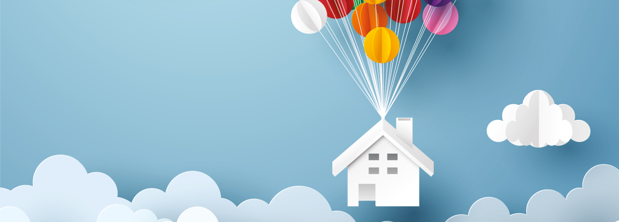 Papieren wit huis hangt aan kleurrijke ballonen met op de achtergrond een blauwe lucht en wolken