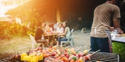 Zomerse bbq met vrienden met een mooie ondergaande zon