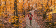 Vrouw maakt een herfstwandeling in het bos