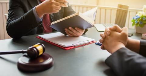 Advocaat verleent juridisch advies aan cliënten. Juridische planning