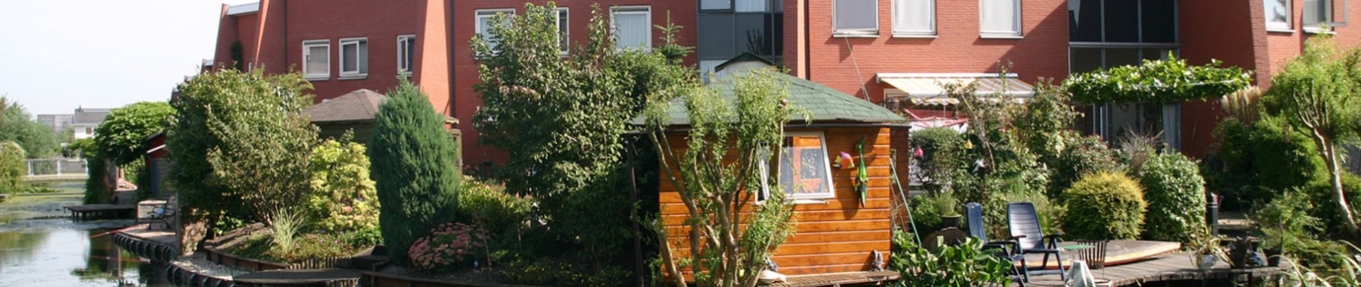 Rij huizen en omgeving aan het water