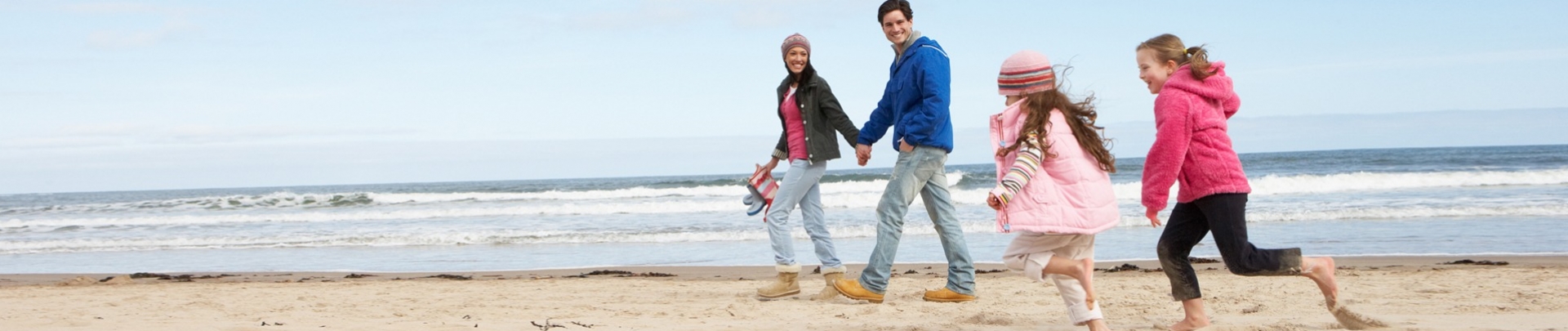 Gezin aan het strand in de herfst